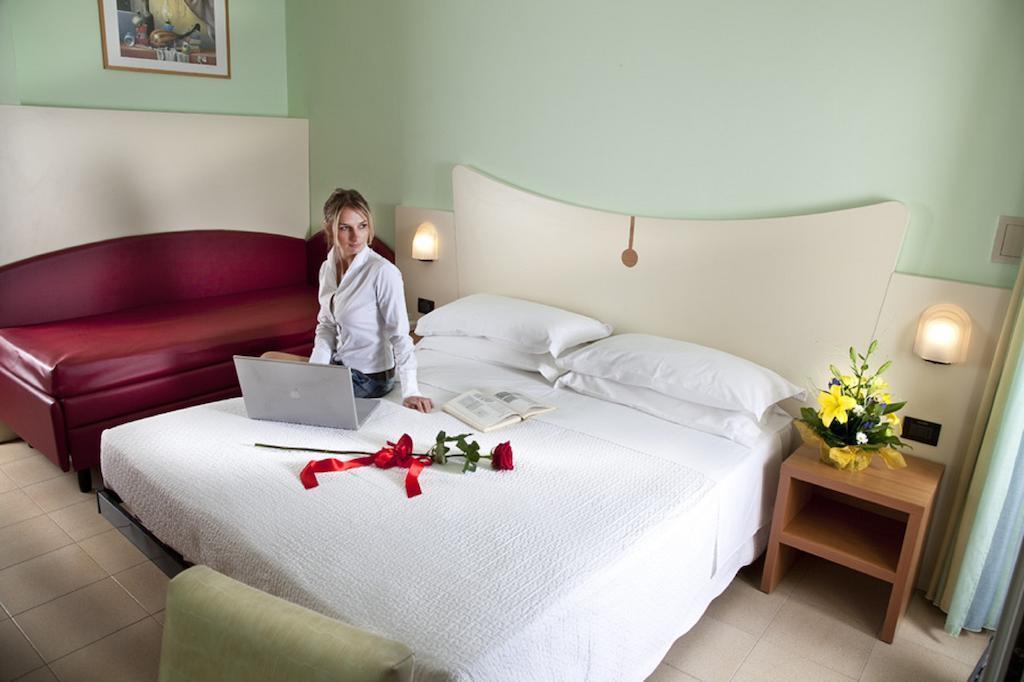 Hotel Zeus Римини Экстерьер фото