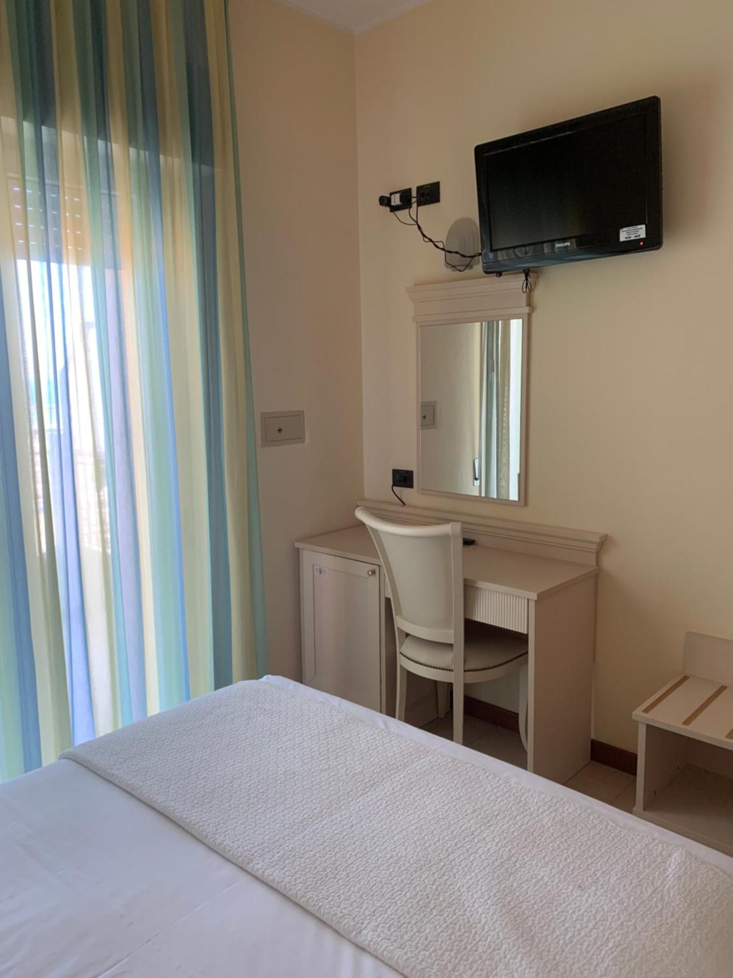 Hotel Zeus Римини Номер фото