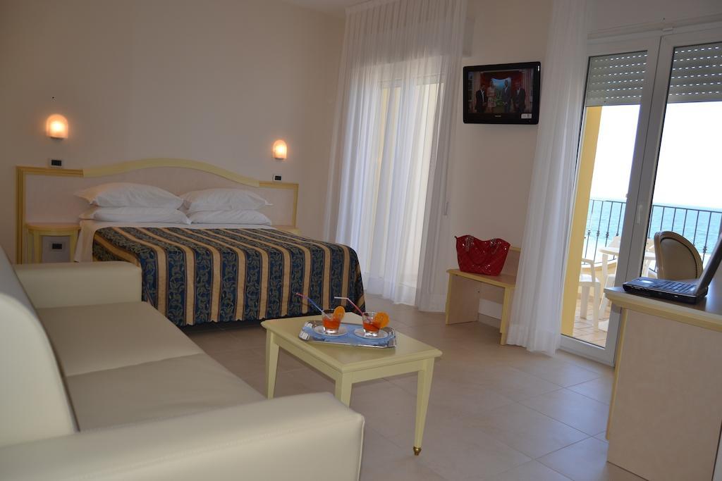 Hotel Zeus Римини Экстерьер фото