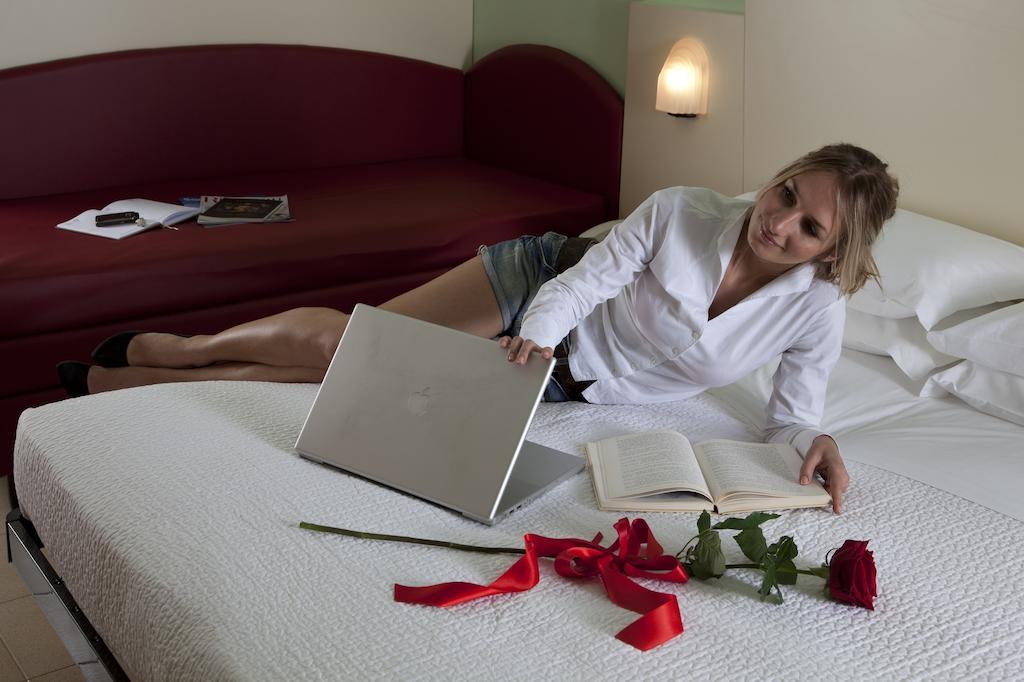Hotel Zeus Римини Экстерьер фото