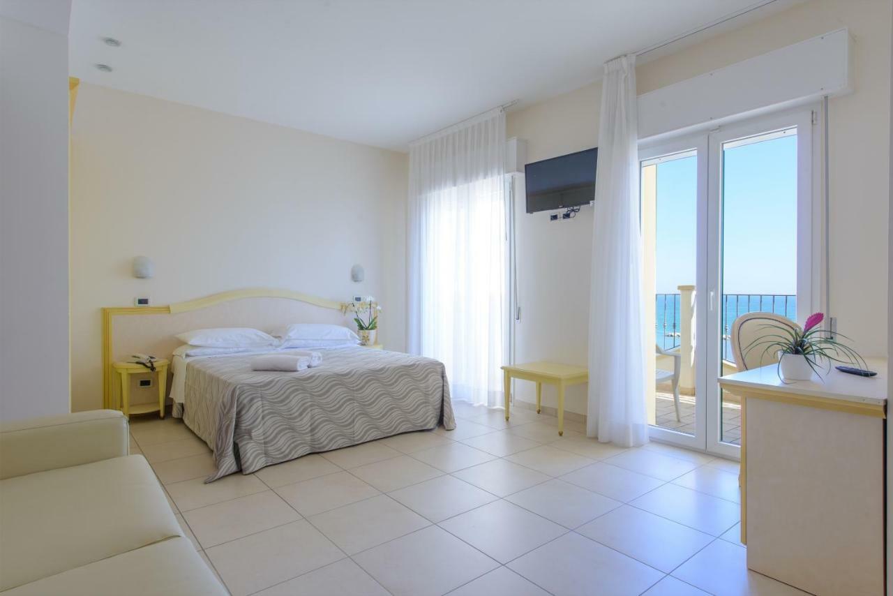 Hotel Zeus Римини Экстерьер фото